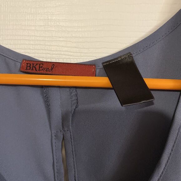 BKE Red Blouse Women’s Small Sleeveless Scoop Neck Blue Slit Back - Picture 3 of 12